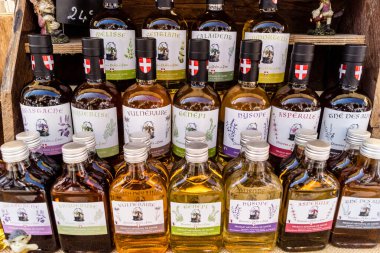 Reims, Fransa, 25 Mayıs 2024 Orta Çağ 'da Johanniques şenlikleri sırasında ortaçağ pazarında alkol satan bir zanaatkar.