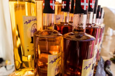 Reims, Fransa, 25 Mayıs 2024 Orta Çağ 'da Johanniques şenlikleri sırasında ortaçağ pazarında alkol satan bir zanaatkar.