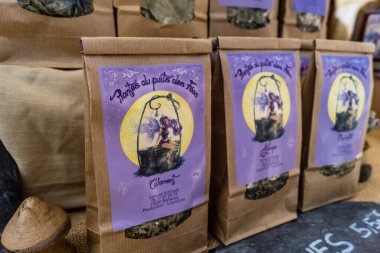 Reims, Fransa, 25 Mayıs 2024 Orta Çağ 'da Johanniques şenlikleri sırasında ortaçağ pazarında alkol satan bir zanaatkar.