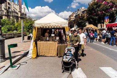 Reims, Fransa, 25 Mayıs 2024 Johanniques şenlikleri sırasında ortaçağ pazarında gezinen ziyaretçiler, Festival, Reims 'i İngilizceden kurtaran Joan of Arc' a saygılarını sunuyor.