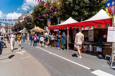 Reims, Fransa, 25 Mayıs 2024 Johanniques şenlikleri sırasında ortaçağ pazarında gezinen ziyaretçiler, Festival, Reims 'i İngilizceden kurtaran Joan of Arc' a saygılarını sunuyor.