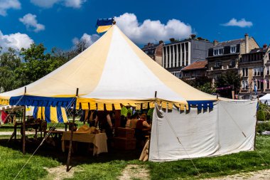 Reims, Fransa, 25 Mayıs 2024, Reims şehrinde düzenlenen Johanniques şenlikleri sırasında Orta Çağ 'ın kalbine ziyaretçileri taşıyan tarihi yeniden yapılanma ve gösteri