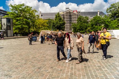 Reims, Fransa, 25 Mayıs 2024 Johanniques şenlikleri sırasında ortaçağ pazarında gezinen ziyaretçiler, Festival, Reims 'i İngilizceden kurtaran Joan of Arc' a saygılarını sunuyor.