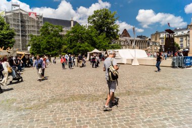 Reims, Fransa, 25 Mayıs 2024 Johanniques şenlikleri sırasında ortaçağ pazarında gezinen ziyaretçiler, Festival, Reims 'i İngilizceden kurtaran Joan of Arc' a saygılarını sunuyor.