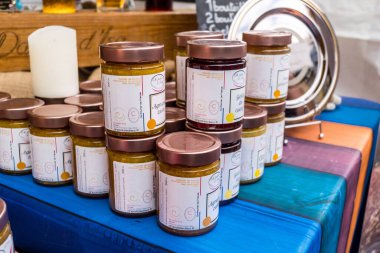 Reims, Fransa, 25 Mayıs 2024 Johannine şenlikleri sırasında ortaçağ pazarında çok sayıda büyük ödül kazanmış olan Oh Palais d 'Isa olağanüstü sanatsal kazan reçelleri satıyor.