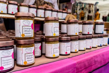 Reims, Fransa, 25 Mayıs 2024 Johannine şenlikleri sırasında ortaçağ pazarında çok sayıda büyük ödül kazanmış olan Oh Palais d 'Isa olağanüstü sanatsal kazan reçelleri satıyor.