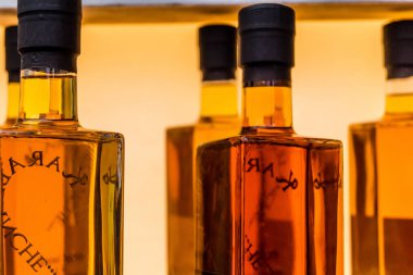 Reims, Fransa, 25 Mayıs 2024 Johannine şenlikleri sırasında ortaçağ pazarında çok sayıda büyük ödül kazanmış olan Oh Palais d 'Isa olağanüstü sanatsal kazan reçelleri satıyor.