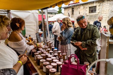 Reims, Fransa, 25 Mayıs 2024 Johannine şenlikleri sırasında ortaçağ pazarında çok sayıda büyük ödül kazanmış olan Oh Palais d 'Isa olağanüstü sanatsal kazan reçelleri satıyor.