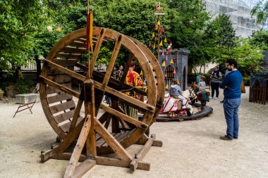 Reims, Fransa, 25 Mayıs 2024 Johanniques şenlikleri sırasında ortaçağ pazarında gezinen ziyaretçiler, Festival, Reims 'i İngilizceden kurtaran Joan of Arc' a saygılarını sunuyor.