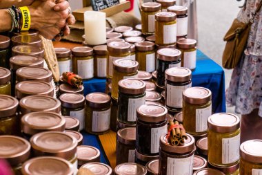 Reims, Fransa, 25 Mayıs 2024 Johannine şenlikleri sırasında ortaçağ pazarında çok sayıda büyük ödül kazanmış olan Oh Palais d 'Isa olağanüstü sanatsal kazan reçelleri satıyor.