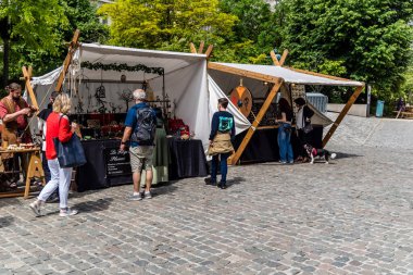 Reims, Fransa, 25 Mayıs 2024 Johanniques şenlikleri sırasında ortaçağ pazarında gezinen ziyaretçiler, Festival, Reims 'i İngilizceden kurtaran Joan of Arc' a saygılarını sunuyor.