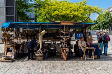 Reims, Fransa, 25 Mayıs 2024 Johanniques şenlikleri sırasında ortaçağ pazarında gezinen ziyaretçiler, Festival, Reims 'i İngilizceden kurtaran Joan of Arc' a saygılarını sunuyor.