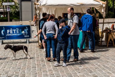 Reims, Fransa, 25 Mayıs 2024 Johanniques şenlikleri sırasında ortaçağ pazarında gezinen ziyaretçiler, Festival, Reims 'i İngilizceden kurtaran Joan of Arc' a saygılarını sunuyor.