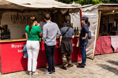 Reims, Fransa, 25 Mayıs 2024 Johanniques şenlikleri sırasında ortaçağ pazarında gezinen ziyaretçiler, Festival, Reims 'i İngilizceden kurtaran Joan of Arc' a saygılarını sunuyor.