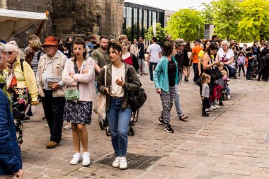 Reims, Fransa, 25 Mayıs 2024 Johanniques şenlikleri sırasında ortaçağ pazarında gezinen ziyaretçiler, Festival, Reims 'i İngilizceden kurtaran Joan of Arc' a saygılarını sunuyor.