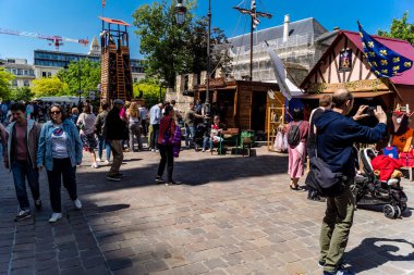 Reims, Fransa, 25 Mayıs 2024 Johanniques şenlikleri sırasında ortaçağ pazarında gezinen ziyaretçiler, Festival, Reims 'i İngilizceden kurtaran Joan of Arc' a saygılarını sunuyor.
