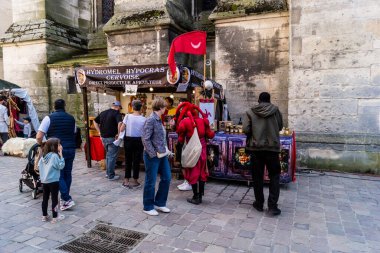 Reims, Fransa, 25 Mayıs 2024 Johanniques şenlikleri sırasında ortaçağ pazarında gezinen ziyaretçiler, Festival, Reims 'i İngilizceden kurtaran Joan of Arc' a saygılarını sunuyor.