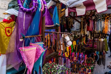 Reims, Fransa, 25 Mayıs 2024 Orta Çağ 'daki yaşamın tarihi yeniden inşası olan Johanniques şenlikleri sırasında Orta Çağ pazarında mallarını satan sanatçılar grubu.