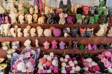 Reims, Fransa, 25 Mayıs 2024 Orta Çağ 'daki yaşamın tarihsel bir yeniden inşası olan Johanniques şenlikleri sırasında, orta çağ pazarında mumlar oyulmuş, mallarını satan bir zanaatkar grubu.