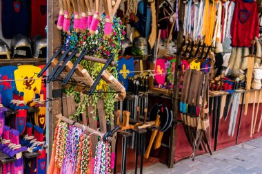 Reims, Fransa, 25 Mayıs 2024 Orta Çağ 'daki yaşamın tarihi yeniden inşası olan Johanniques şenlikleri sırasında Orta Çağ pazarında mallarını satan sanatçılar grubu.