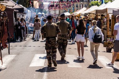 Reims, Fransa, 25 Mayıs 2024 Johanniques şenlikleri sırasında ortaçağ pazarında devriye gezen askerler, Festival, Reims 'i İngilizceden kurtaran Jeanne d' Arc 'a saygılarını sunuyor.