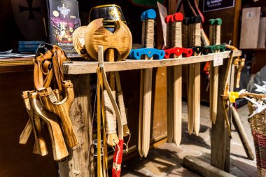 Reims, Fransa, 25 Mayıs 2024 Johannine şenlikleri sırasında Orta Çağ pazarında Der efsanelerinin sunumu, Festival Joan of Arc 'a saygılarını sunar.