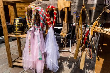 Reims, Fransa, 25 Mayıs 2024 Johannine şenlikleri sırasında Orta Çağ pazarında Der efsanelerinin sunumu, Festival Joan of Arc 'a saygılarını sunar.