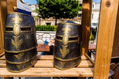 Reims, Fransa, 25 Mayıs 2024 Johannine şenlikleri sırasında Orta Çağ pazarında Der efsanelerinin sunumu, Festival Joan of Arc 'a saygılarını sunar.