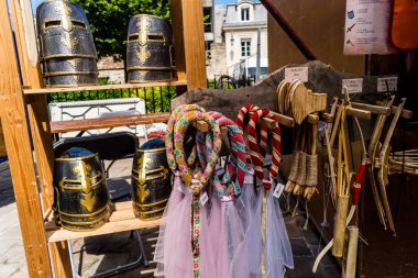 Reims, Fransa, 25 Mayıs 2024 Johannine şenlikleri sırasında Orta Çağ pazarında Der efsanelerinin sunumu, Festival Joan of Arc 'a saygılarını sunar.