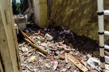 Kharkiv, Ukrayna, 01 Haziran 2024 Hasarlı bina Kharkiv 'de. Sivil altyapılar Rus ordusunun ayrıcalıklı hedefleridir. Yedi kişi öldü..