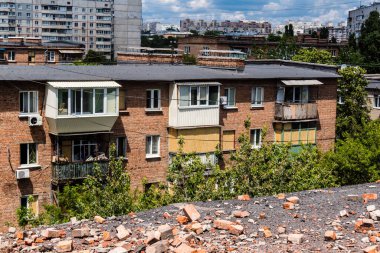 Kharkiv, Ukrayna, 01 Haziran 2024 Hasarlı bina Kharkiv 'de. Sivil altyapılar Rus ordusunun ayrıcalıklı hedefleridir. Yedi kişi öldü..