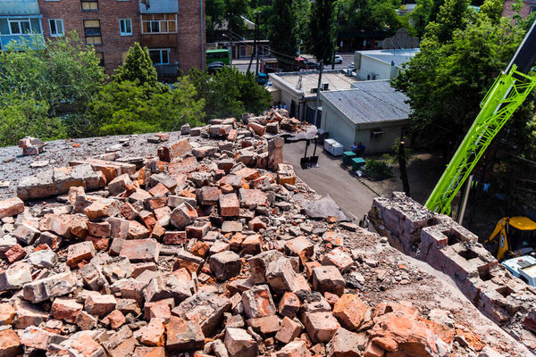 Харьков, Украина, 1 июня 2024 года Ущербное здание расположено в Харькове. Гражданская инфраструктура является привилегированной мишенью российской армии. Семь человек умирают.