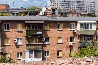 Kharkiv, Ukrayna, 01 Haziran 2024 Hasarlı bina Kharkiv 'de. Sivil altyapılar Rus ordusunun ayrıcalıklı hedefleridir. Yedi kişi öldü..