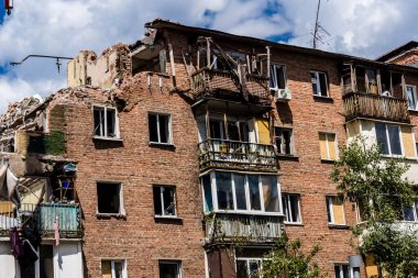 Kharkiv, Ukrayna, 01 Haziran 2024 Hasarlı bina Kharkiv 'de. Sivil altyapılar Rus ordusunun ayrıcalıklı hedefleridir. Yedi kişi öldü..