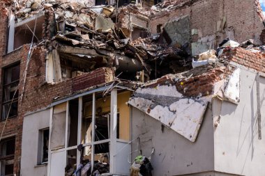 Kharkiv, Ukrayna, 01 Haziran 2024 Hasarlı bina Kharkiv 'de. Sivil altyapılar Rus ordusunun ayrıcalıklı hedefleridir. Yedi kişi öldü..