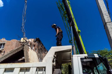 Kharkiv, Ukrayna, 01 Haziran 2024 İtfaiyeciler ve Acil Servis Kharkiv 'deki yıkılmış binaya müdahale etti, Rus ordusu sivil hedefleri bombaladı, yedi kişi öldü.