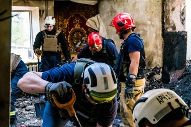 Kharkiv, Ukrayna, 01 Haziran 2024 İtfaiyeciler ve Acil Servis Kharkiv 'deki yıkılmış binaya müdahale etti, Rus ordusu sivil hedefleri bombaladı, yedi kişi öldü.