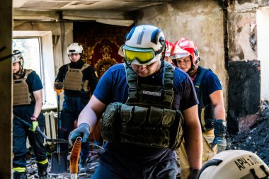 Kharkiv, Ukrayna, 01 Haziran 2024 İtfaiyeciler ve Acil Servis Kharkiv 'deki yıkılmış binaya müdahale etti, Rus ordusu sivil hedefleri bombaladı, yedi kişi öldü.