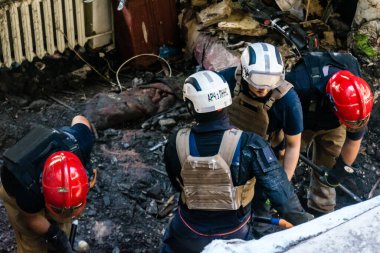 Kharkiv, Ukrayna, 01 Haziran 2024 İtfaiyeciler ve Acil Servis Kharkiv 'deki yıkılmış binaya müdahale etti, Rus ordusu sivil hedefleri bombaladı, yedi kişi öldü.