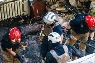 Kharkiv, Ukrayna, 01 Haziran 2024 İtfaiyeciler ve Acil Servis Kharkiv 'deki yıkılmış binaya müdahale etti, Rus ordusu sivil hedefleri bombaladı, yedi kişi öldü.