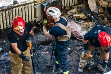 Kharkiv, Ukrayna, 01 Haziran 2024 İtfaiyeciler ve Acil Servis Kharkiv 'deki yıkılmış binaya müdahale etti, Rus ordusu sivil hedefleri bombaladı, yedi kişi öldü.