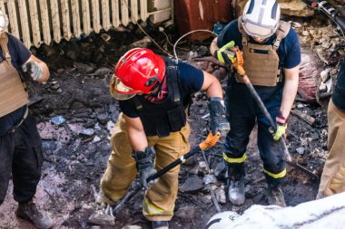 Kharkiv, Ukrayna, 01 Haziran 2024 İtfaiyeciler ve Acil Servis Kharkiv 'deki yıkılmış binaya müdahale etti, Rus ordusu sivil hedefleri bombaladı, yedi kişi öldü.