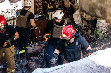 Kharkiv, Ukrayna, 01 Haziran 2024 İtfaiyeciler ve Acil Servis Kharkiv 'deki yıkılmış binaya müdahale etti, Rus ordusu sivil hedefleri bombaladı, yedi kişi öldü.