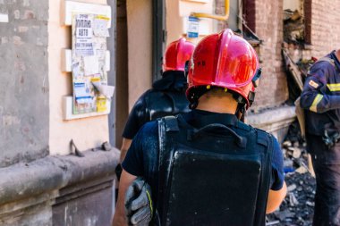 Kharkiv, Ukrayna, 01 Haziran 2024 İtfaiyeciler ve Acil Servis Kharkiv 'deki yıkılmış binaya müdahale etti, Rus ordusu sivil hedefleri bombaladı, yedi kişi öldü.