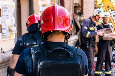 Kharkiv, Ukrayna, 01 Haziran 2024 İtfaiyeciler ve Acil Servis Kharkiv 'deki yıkılmış binaya müdahale etti, Rus ordusu sivil hedefleri bombaladı, yedi kişi öldü.