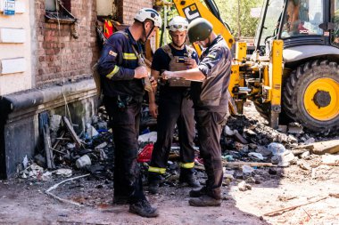 Kharkiv, Ukrayna, 01 Haziran 2024 İtfaiyeciler ve Acil Servis Kharkiv 'deki yıkılmış binaya müdahale etti, Rus ordusu sivil hedefleri bombaladı, yedi kişi öldü.