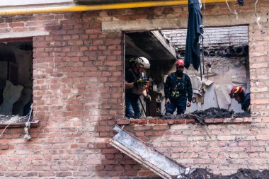 Kharkiv, Ukrayna, 01 Haziran 2024 İtfaiyeciler ve Acil Servis Kharkiv 'deki yıkılmış binaya müdahale etti, Rus ordusu sivil hedefleri bombaladı, yedi kişi öldü.