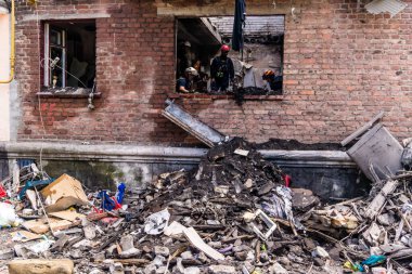Kharkiv, Ukrayna, 01 Haziran 2024 İtfaiyeciler ve Acil Servis Kharkiv 'deki yıkılmış binaya müdahale etti, Rus ordusu sivil hedefleri bombaladı, yedi kişi öldü.