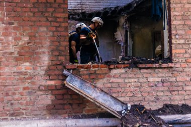 Kharkiv, Ukrayna, 01 Haziran 2024 İtfaiyeciler ve Acil Servis Kharkiv 'deki yıkılmış binaya müdahale etti, Rus ordusu sivil hedefleri bombaladı, yedi kişi öldü.