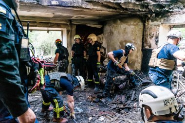 Kharkiv, Ukrayna, 01 Haziran 2024 İtfaiyeciler ve Acil Servis Kharkiv 'deki yıkılmış binaya müdahale etti, Rus ordusu sivil hedefleri bombaladı, yedi kişi öldü.